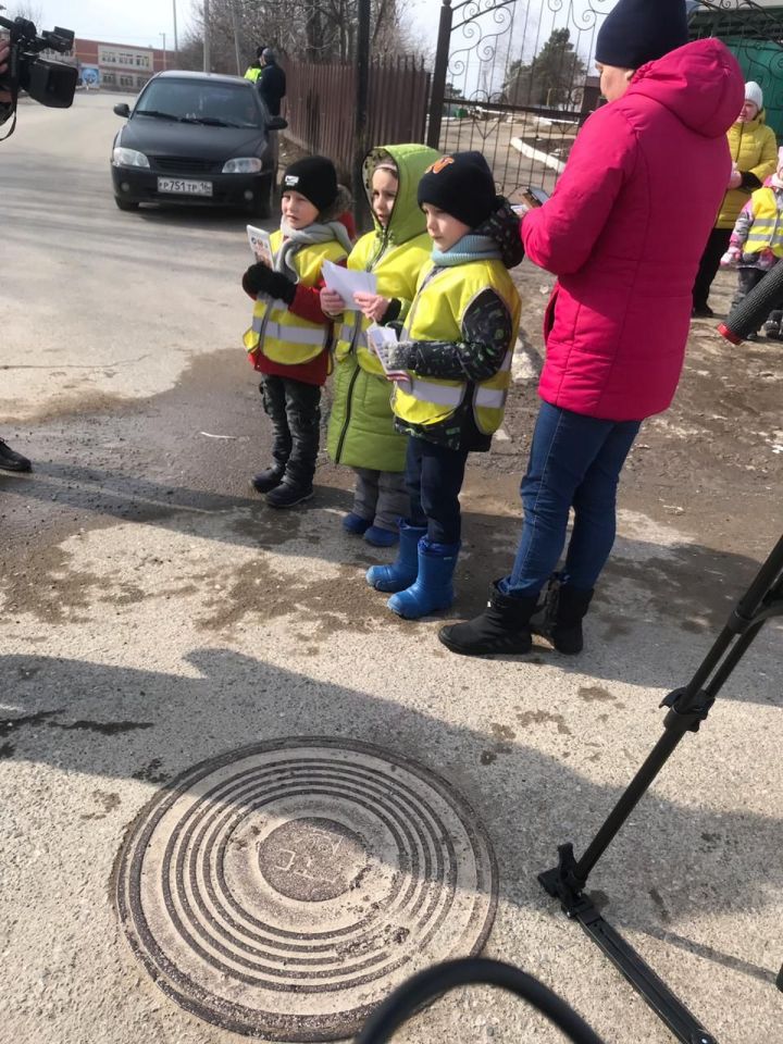 Мамадышские дошколята, совместно с сотрудниками ГИБДД, провели акцию на улицах города