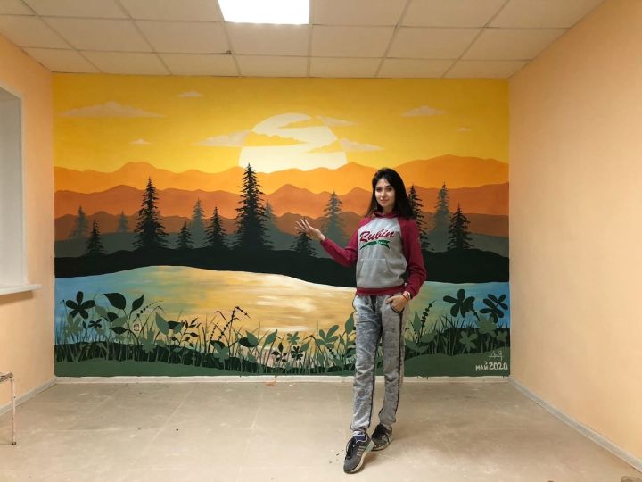 Молодая художница Мамадыша расписала стены столовой в детском лагере