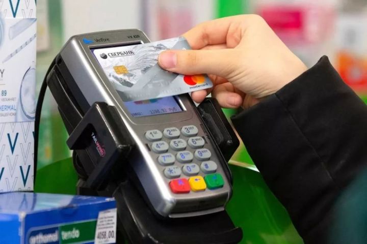 28-летняя жительница Мамадыша расплачивалась за покупки украденной банковской картой