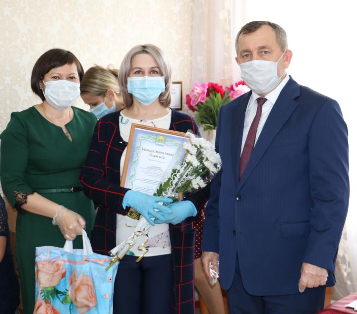 Глава района Анатолий Иванов поздравил с профессиональным праздником работников социальной сферы