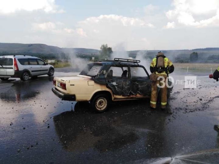 В Татарстане на трассе автомобиль сгорел дотла