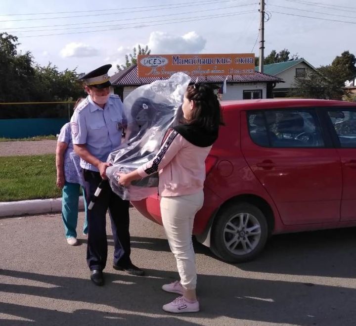 Сотрудники отделения ГИБДД подарили детское автокресло мамадышской автоледи