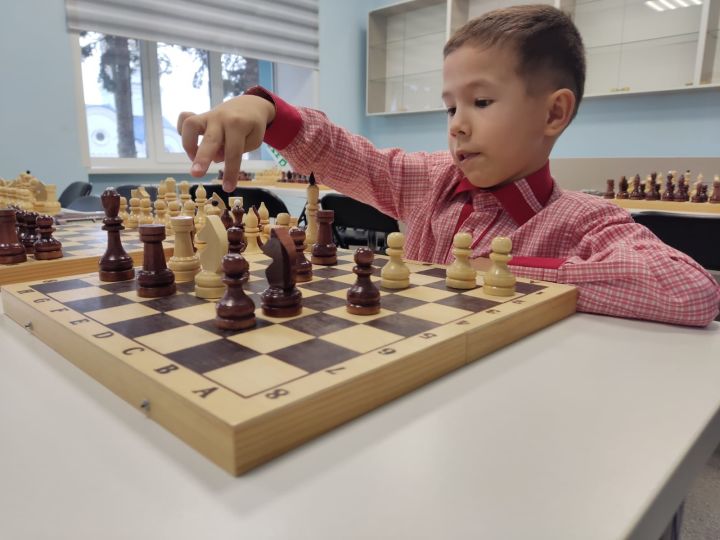 «Двигаюсь в разные стороны – как ферзь» - юный мамадышский шахматист не уступает первенства
