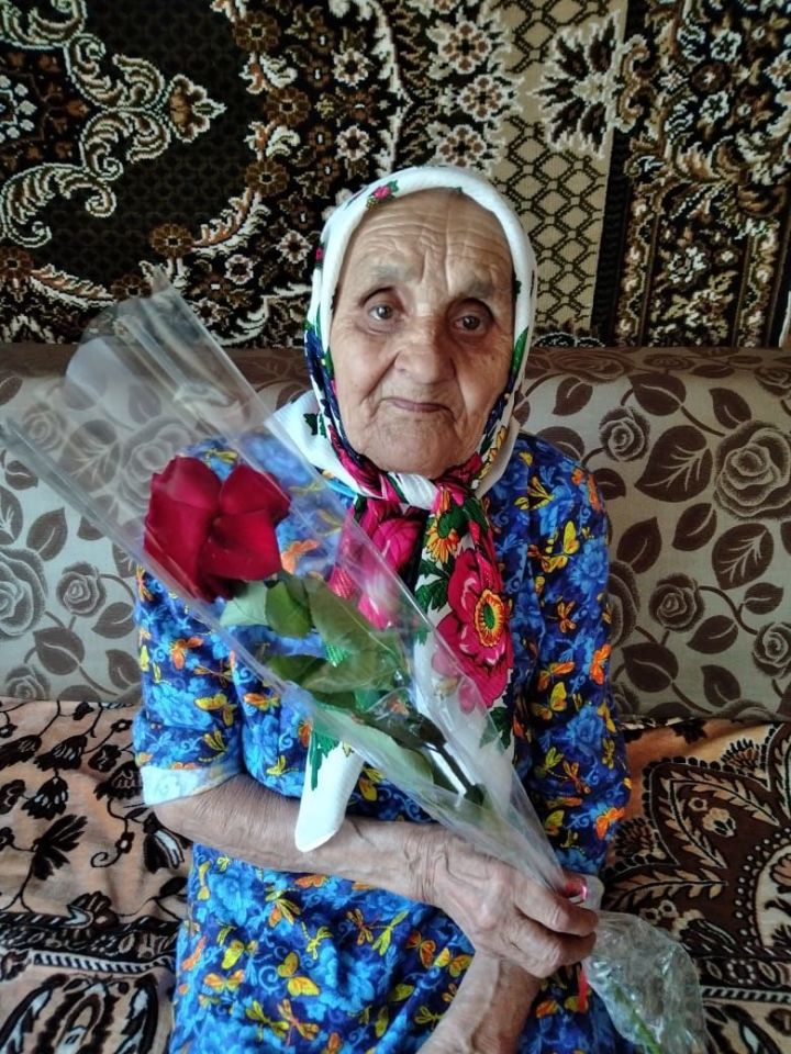 Мамадышский депутат сделал необычный подарок жительнице Крящ-Ерыкса ко Дню матери
