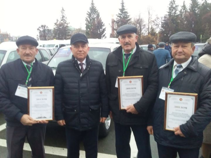 Рустам Минниханов вручил ключи от новых автомобилей главам сельских поселений Мамадышского района