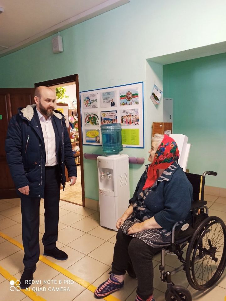 Мамадышский депутат вручил подарки Шадчинскому дому престарелых