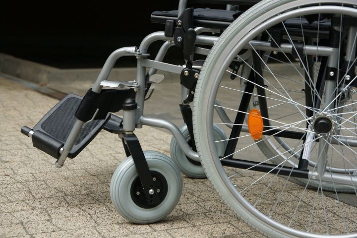 Юноше -инвалиду, проживающему в Мамадыше, вручили коляску