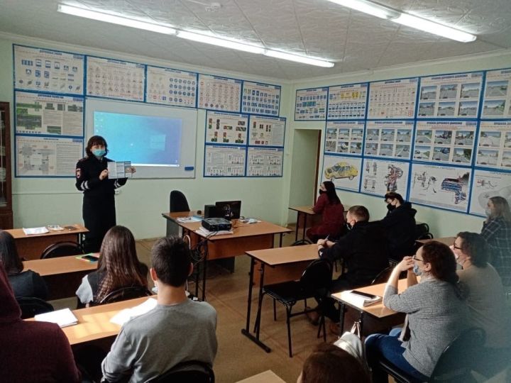 В Татарстане автоинспекторы  проводят занятия с будущими водителями