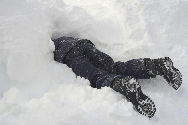 Пролежавшую 10 часов под снегом женщину спас капюшон