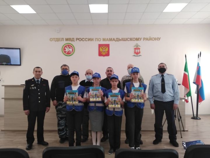 ЮИДовцы Мамадыша поздравили ветеранов Госавтоинспекции с наступающим праздником
