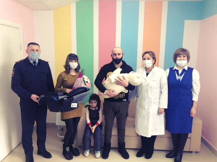 В Татарстане автоинспекторы вручают родителям новорожденных автокресла и учат правильно их использовать