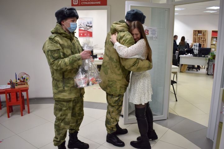 Сегодня военнослужащие казанского отряда спецназа Росгвардии поздравили с наступающим праздником жительницу Казани Таисию Андрюшину