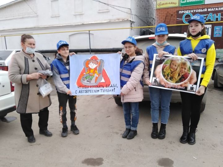 Мамадышские школьники вышли с плакатами на улицы города