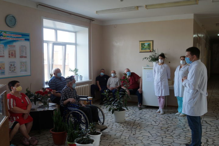 В Мамадышской больнице проходят беседы с пациентами о бесплатной вакцинации против Covid-19