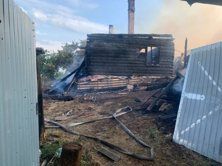 Накануне праздника в Мамадышском районе сгорел двухквартирный дом