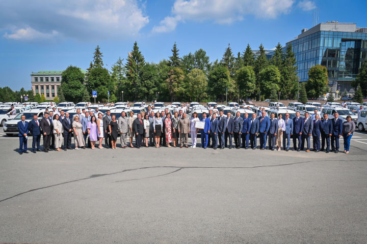 Рустам Минниханов вручил ключи от новых автомобилей Мамадышской ЦРБ