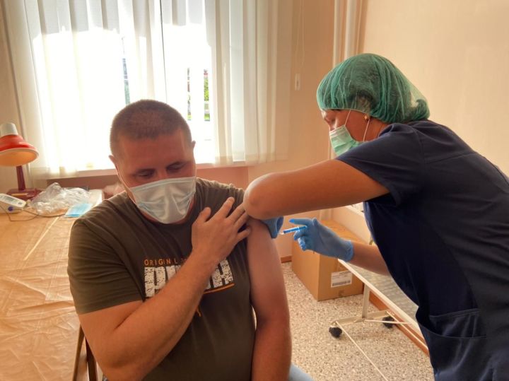 Сотрудники Мамадышского спиртзавода прошли второй этап вакцинации