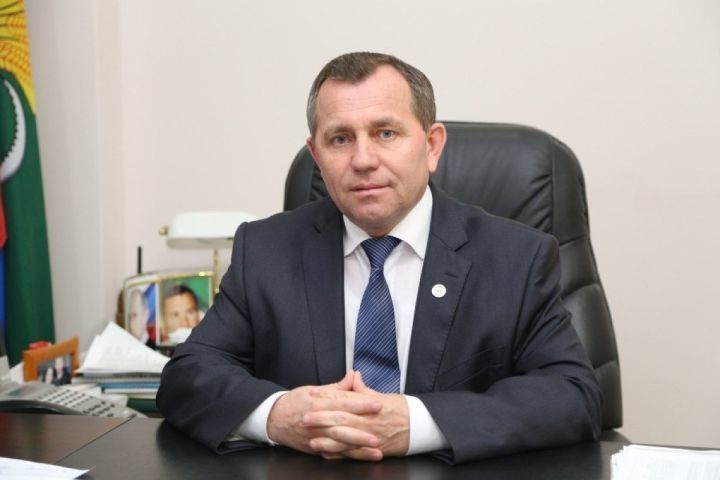 Глава района Анатолий Иванов поздравляет строителей с профессиональным праздником