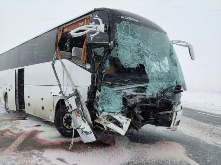 На трассе в Мамадышском районе несколько человек пострадали в ДТП с автобусом и снегоуборочной техникой