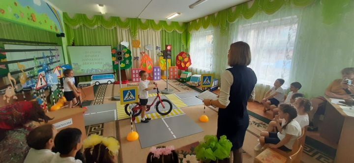 Мамадышских дошколят научили правильно ездить на велосипедах, роликах, самокатах