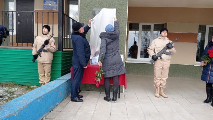 В Мамадышском районе открыли мемориальную доску в память Ирека Садыкова, погибшего в ходе СВО
