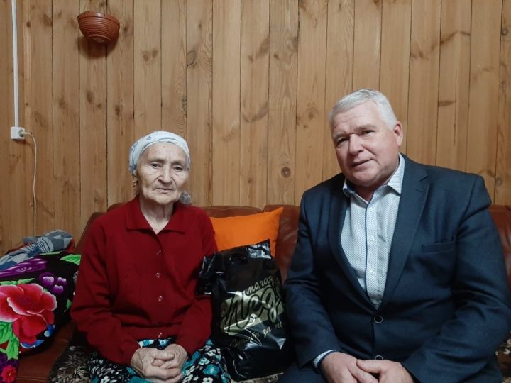 В Мамадышском районе с Днём матери поздравили пенсионерку, сыновья которой добровольно отправились на защиту Донбасса