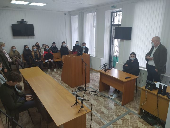 Мамадышские десятиклассники побывали на экскурсии в районном суде