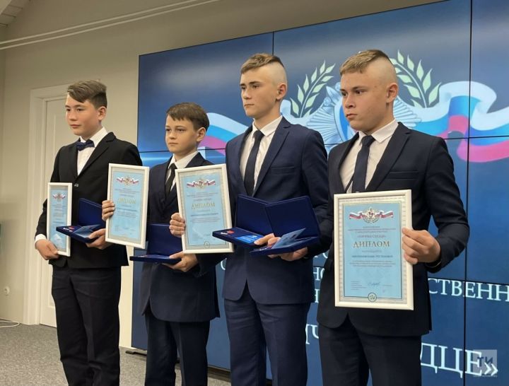 Четверых татарстанских подростков наградили за спасение на пожаре