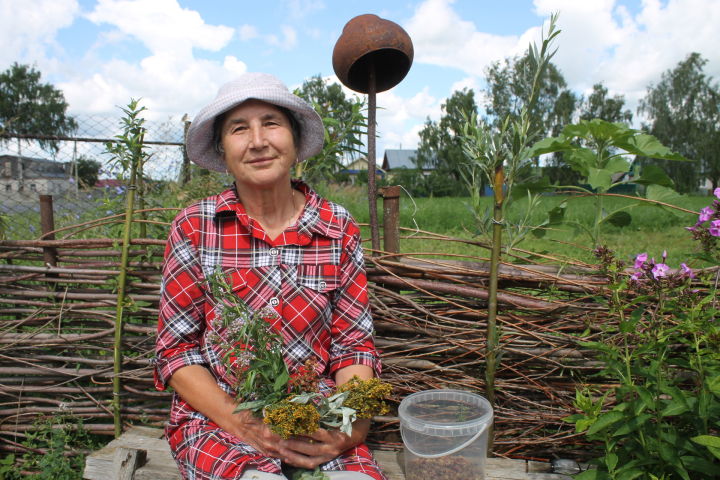 В селах Суни и Катмыш распространилась слава о ее знаниях лекарственных трав