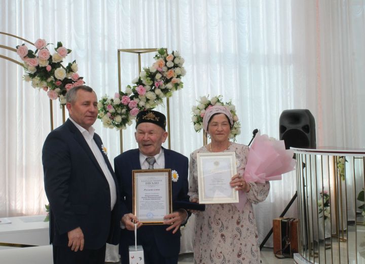 Супружеской паре Мамадыша вручили медаль «За любовь и верность»
