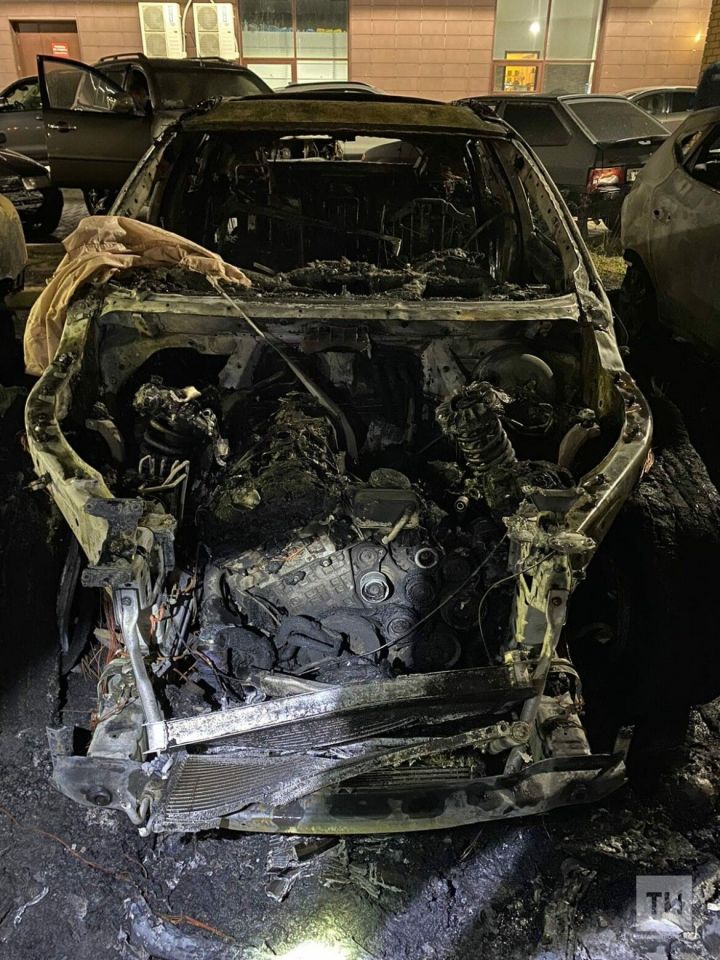 В Татарстане в результате поджога пострадали семь автомобилей