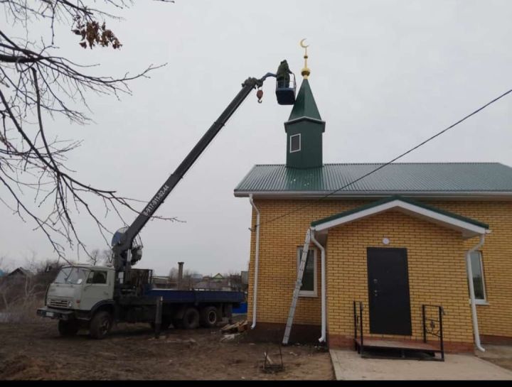 На минарет новой мечети в селе Ямашево установили полумесяц
