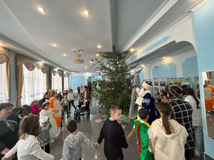 Около 50 детей из опекунских семей и детей-инвалидов побывали на новогодней елке