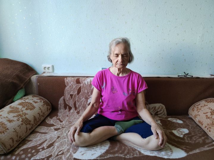 80-летняя жительница Мамадыша занимается гимнастикой и медитацией