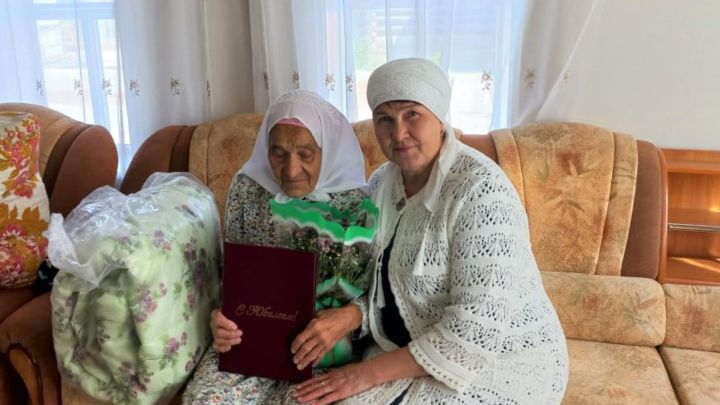 Руководство района поздравило с юбилеем жительницу села Катмыш Хазяр Шайдуллину