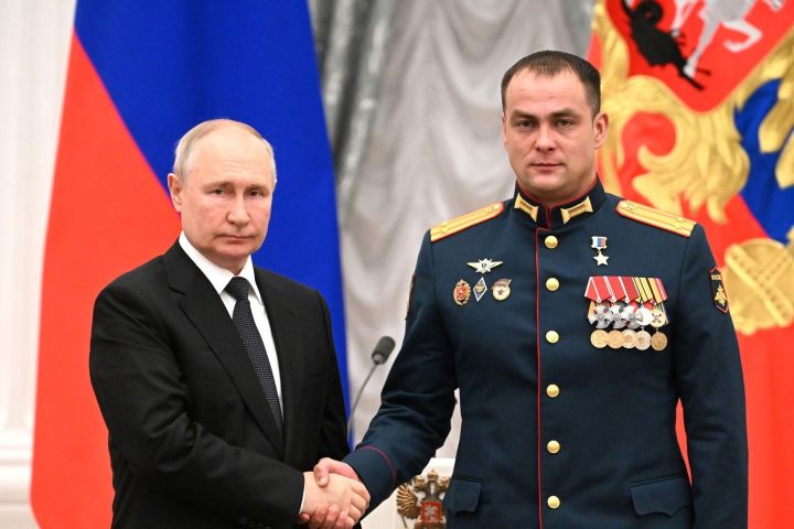 На торжественном принятии присяги в Танковом училище в пример курсантам ставили Героя России Ирека Магасумова