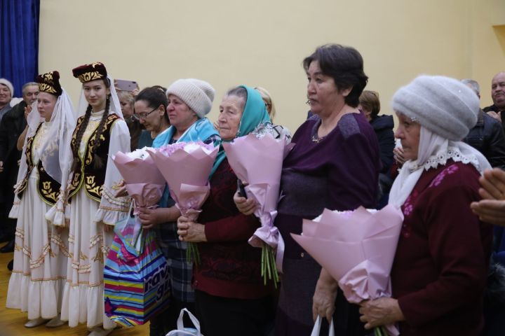 Марат Ахметов вручил цветы матерям солдат из Шадчинского СП