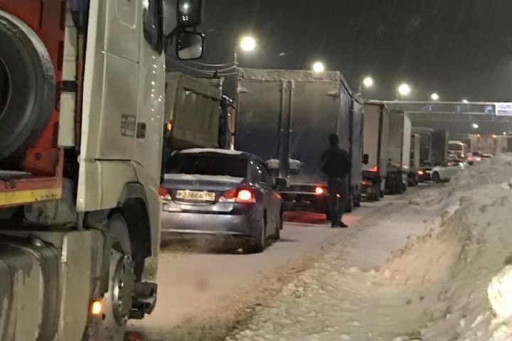 «Помогите, мы замерзаем!»: более десятка автомобилистов позвонили в службу спасения и просили помочь с топливом на трассе в Мамадышском районе