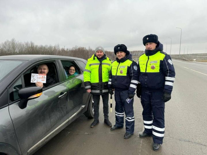 Дорожники напомнили водителям о необходимости соблюдения ПДД