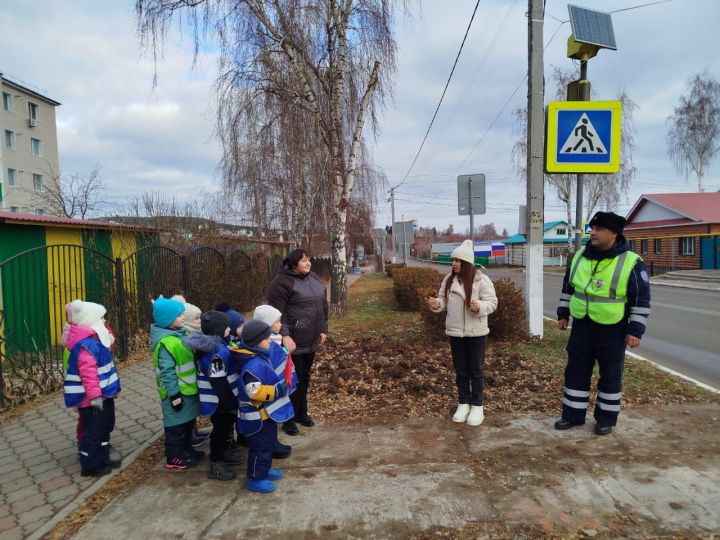 Госавтоинспекторы ознакомили мамадышских детсадовцев с правилами дорожного движения