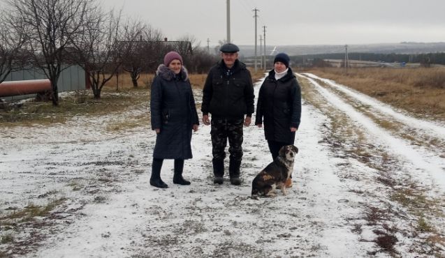 Жители села Рагозина не стали дожидаться помощи от государства и самостоятельно выложили дорогу до своих домов.