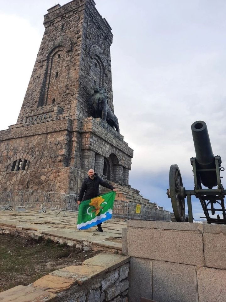 Депутат Дюсьметьевского сельского поселения водрузил флаг Мамадышского района в историческом месте Болгарии
