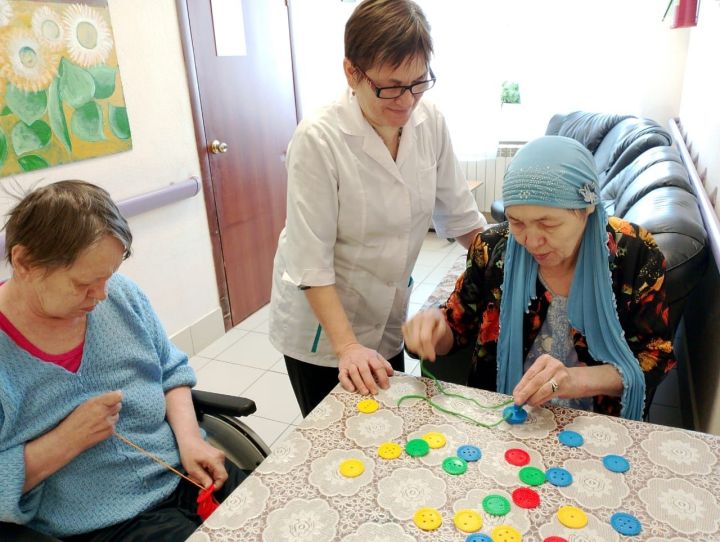 Постояльцы Мамадышского дома-интерната для престарелых и инвалидов занимаются пуговичной терапией