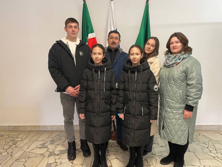 Многодетная семья Низамовых пришли на выборы полным составом