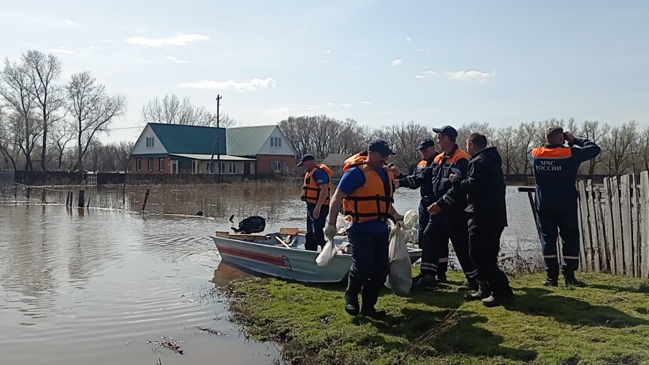 Мамадышские спасатели оказали помощь пострадавшему от затопления населению  Оренбургской области