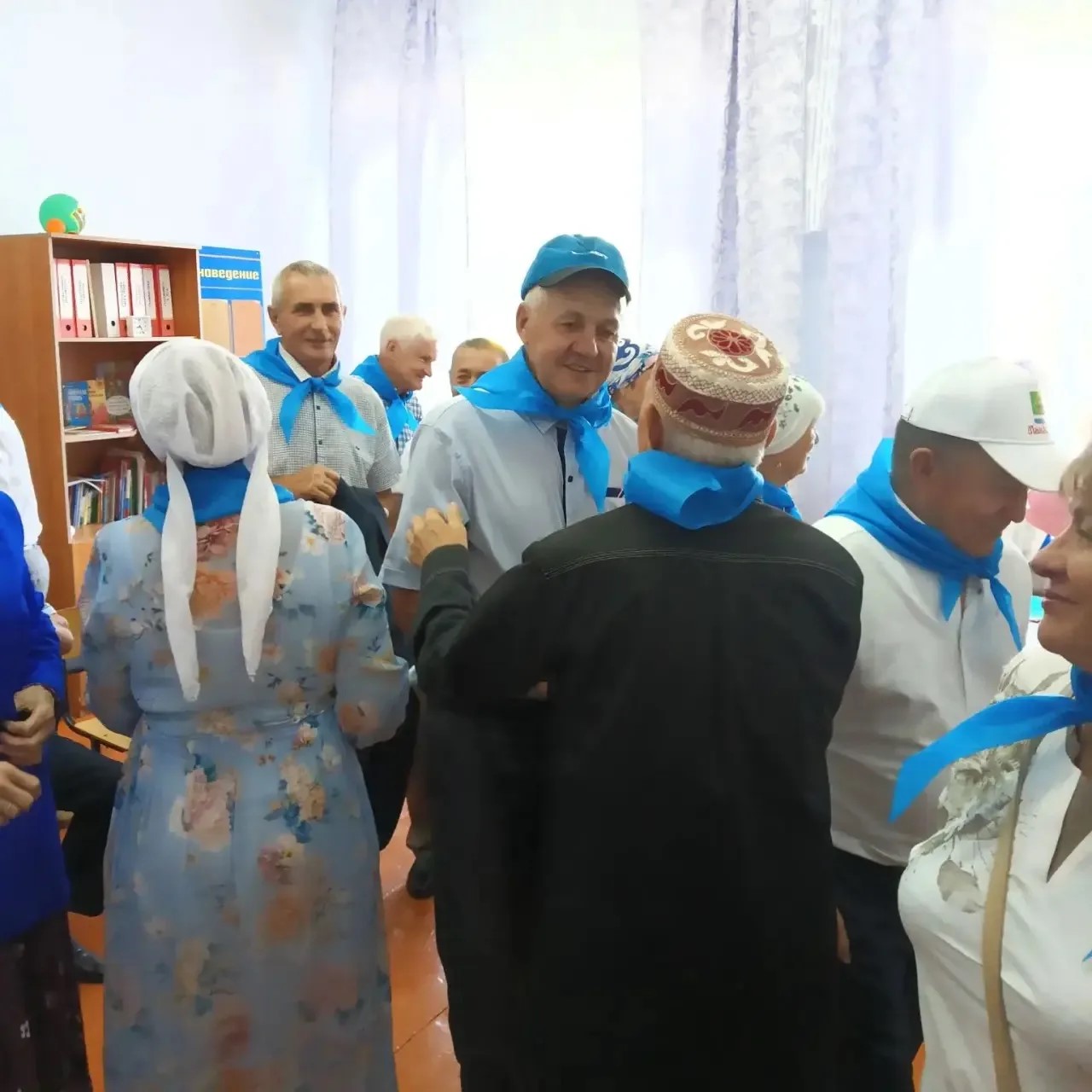 Голубые галстуки как символ мирного неба