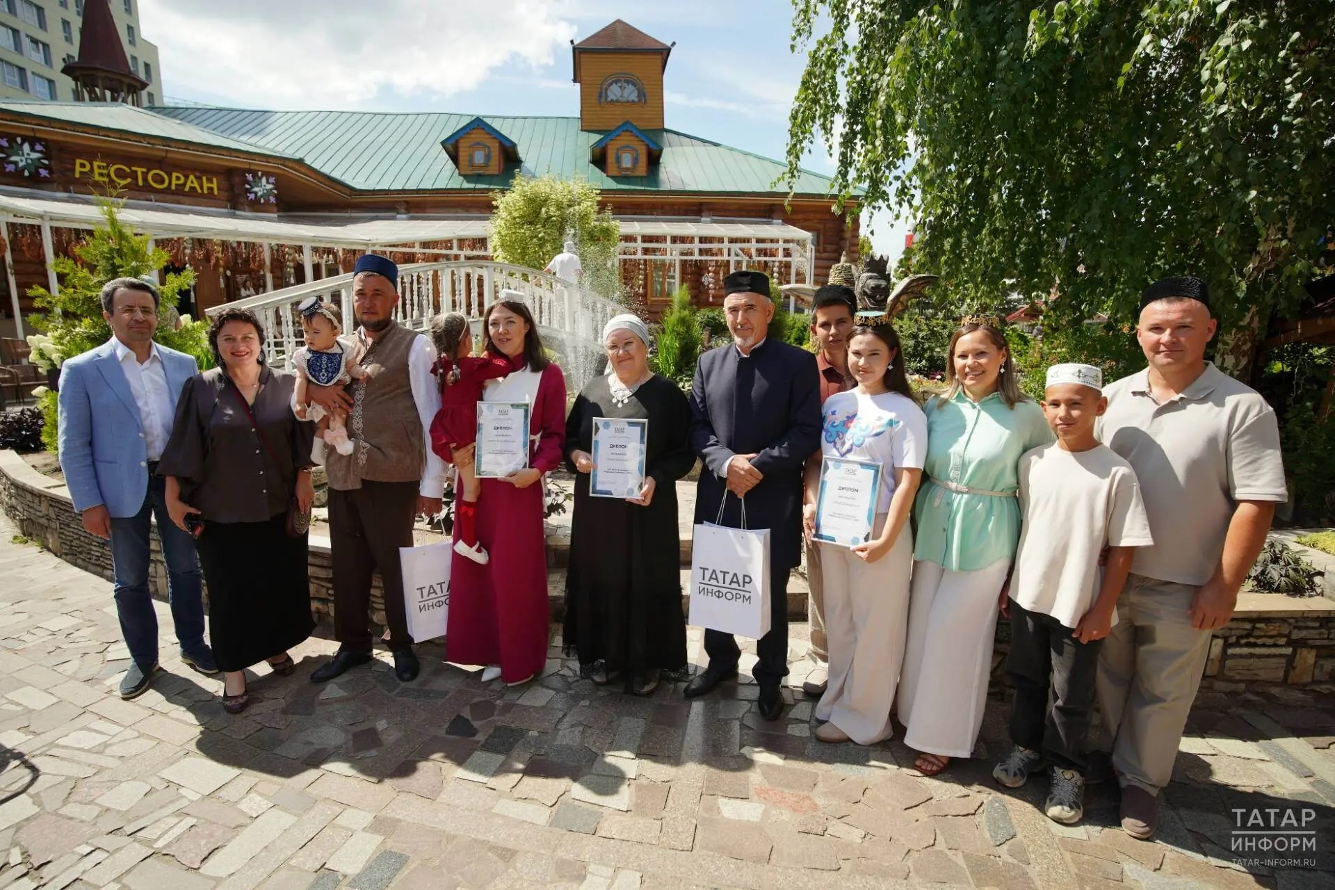 В Казани наградили семьи за лучшие фото в национальных костюмах