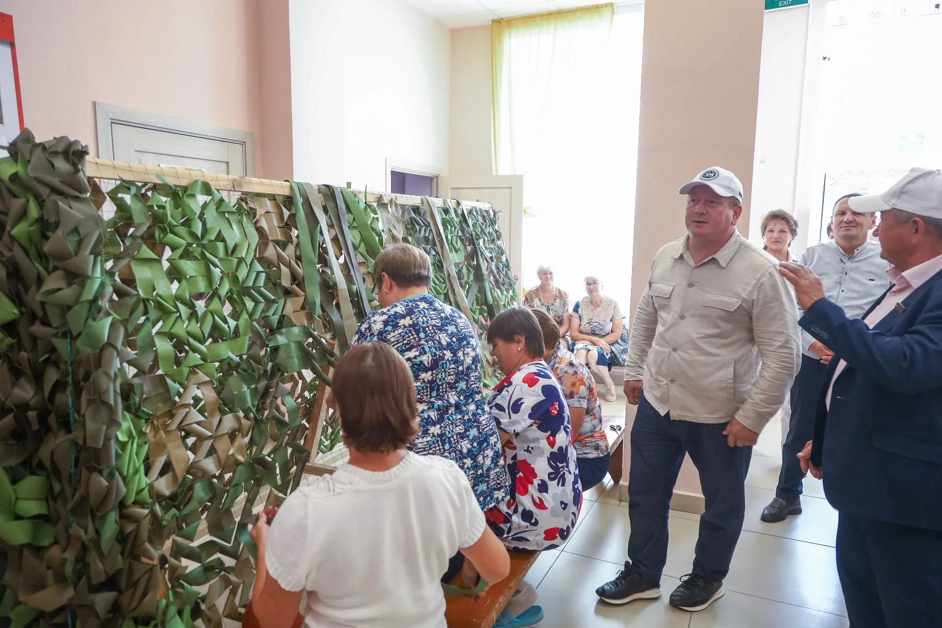 Жители Тавелей занимаются подготовкой гуманитарной помощи для бойцов СВО. Фото Николая Михайлова