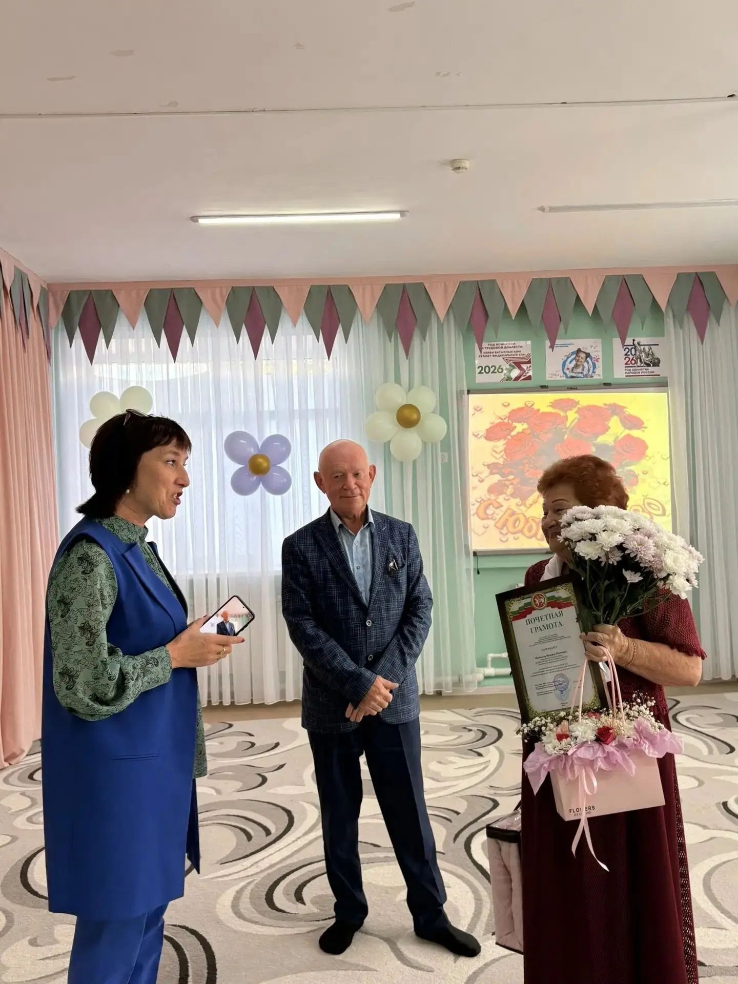 Со знаменательной датой юбиляра Надежду Медведеву пришли поздравить коллеги и официальные лица