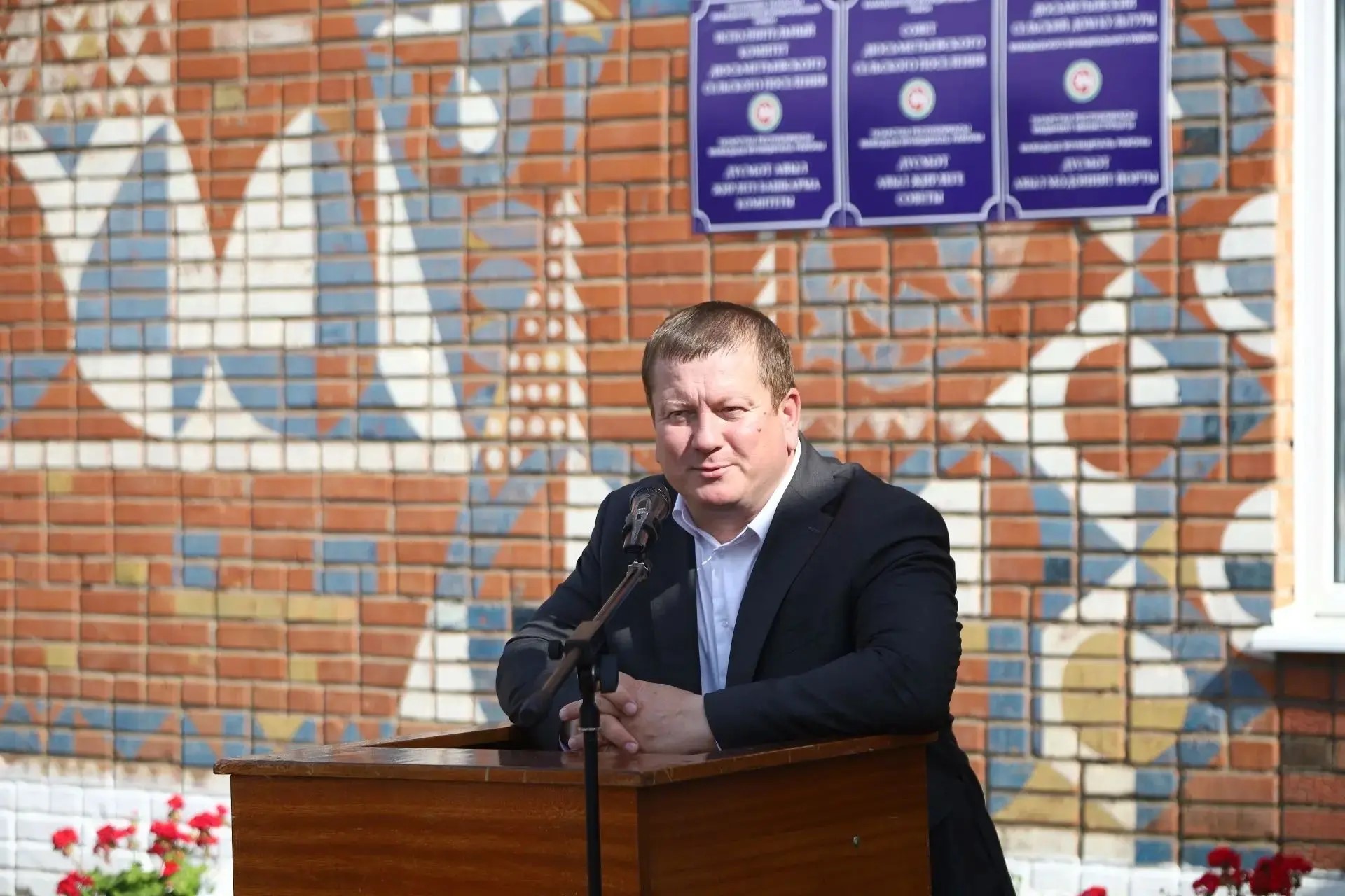 глава Мамадышского муниципального района Вадим Никитин и генеральный директор ООО «Газпром трансгаз Казань», депутат Государственного Совета Республики Татарстан Рустем Усманов на сходе в селе Дюсьметьево
